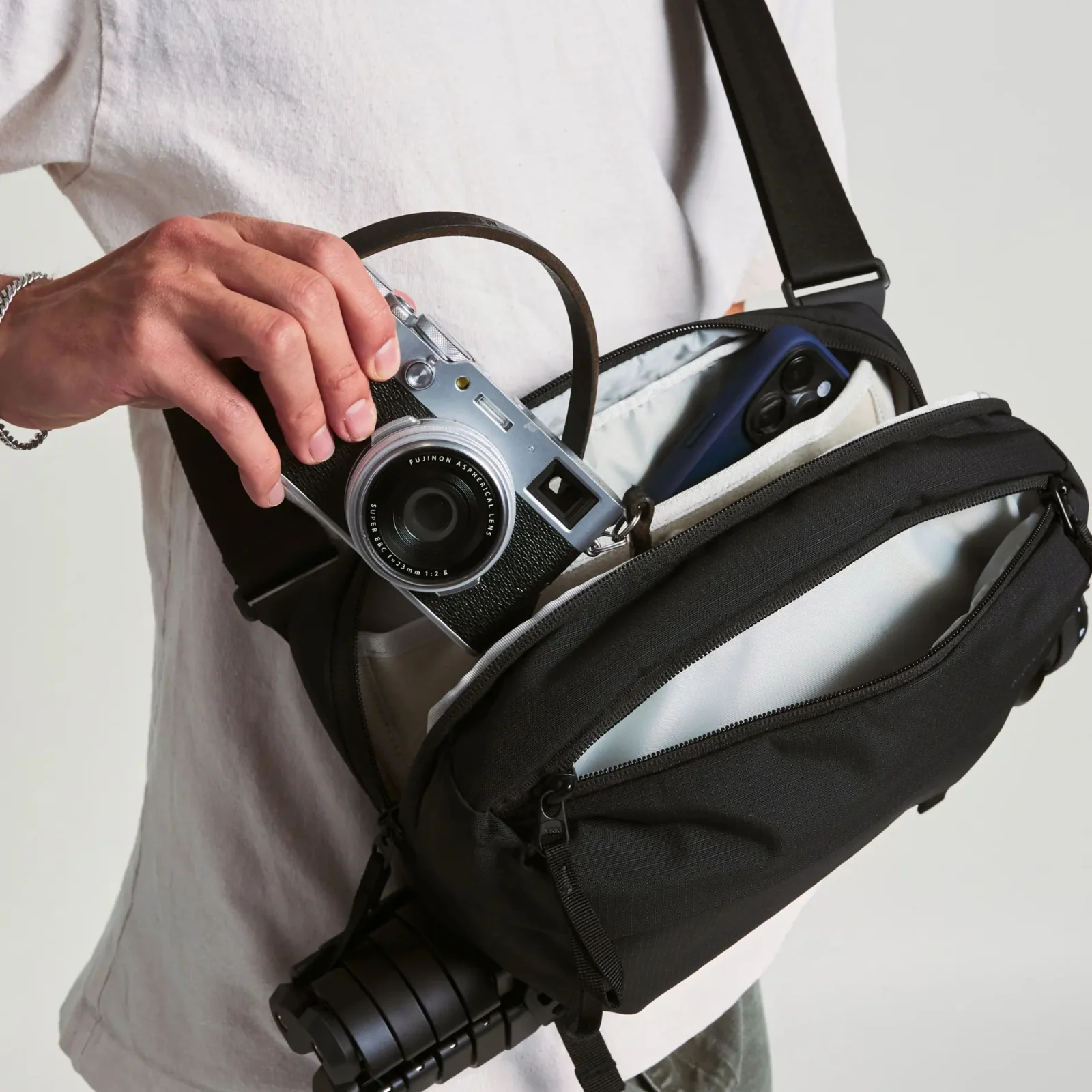 Moment Everything Sling 4L Black Travel Tech Organiser Everyday Carry Bag - Image 7